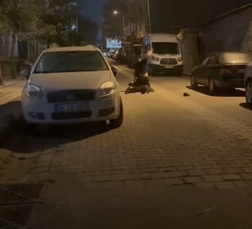 Sultangazi’de dehşet anları kamerada: Yerde yatan kişiyi yumrukladı