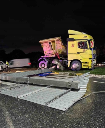 Sultangazi’de hafriyat kamyonu önce refüje, ardından levha direğine çarptı: 1 yaralı