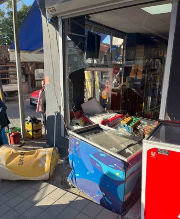 Sürücü dönerken gaza bastı, otomobil yayaya ve marketin duvarına çarptı