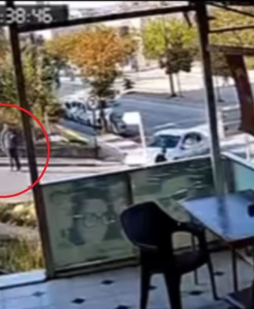 Sürücü fenalaştı yokuş aşağı giden araç, önce yayaya sonra otomobile çarptı