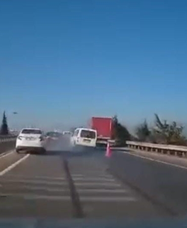 Takip mesafesini korumadı, önünde seyreden araçlara böyle çarptı