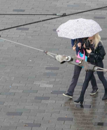Taksim’de aniden bastıran yağmur vatandaşlara zor anlar yaşattı