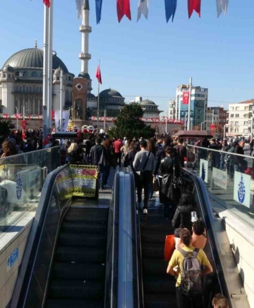 Taksim’de asansör ve yürüyen merdiven arızası vatandaşları mağdur etmeye devam ediyor