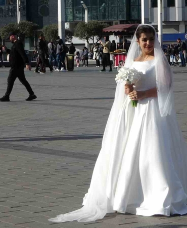 Taksim’de İranlı gelin ve damada yoğun ilgi