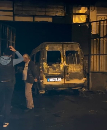 Tamir için bırakılan minibüs, bir anda alev alev yanarak dükkana girdi