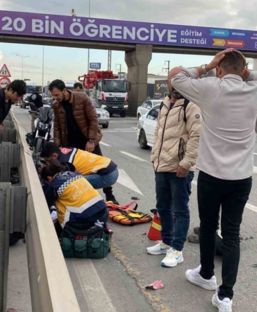Tankerin sıkıştırdığı elektrikli bisiklet bariyere çarptı: Sürücü ağır yaralı