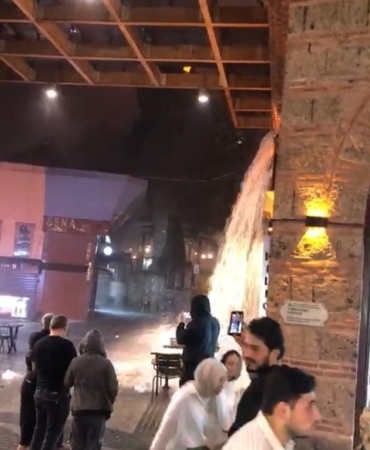 Tarihi çarşıda şelale oluştu