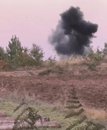 Tarlayı süren çiftçi patlamamış el bombası buldu