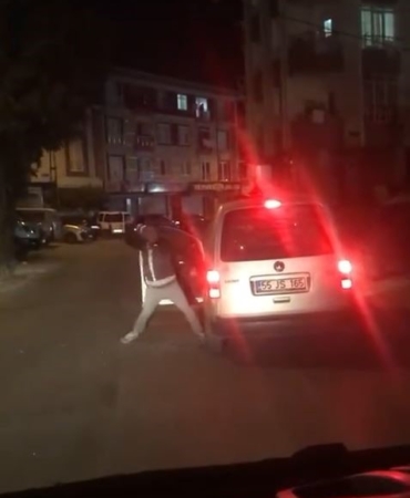 Tartıştığı adamın aracına jop ile saldırdı