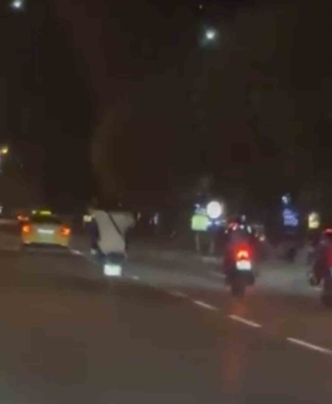 Tek teker ilerleyen motosiklet sürücüsü kamerada