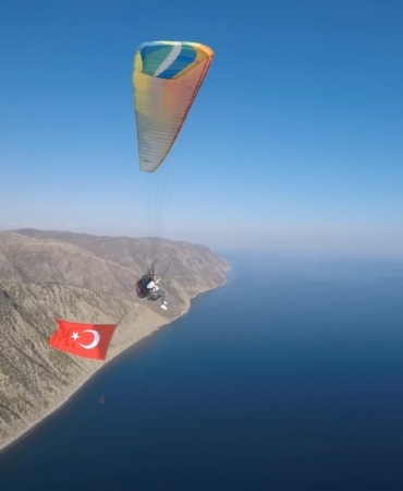 Tekirdağ’da yamaç paraşütçülerden Türk bayrağıyla Cumhuriyet uçuşu