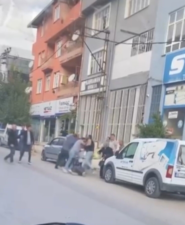 Tekme ve yumruklar havada uçuştu, cadde ringe döndü