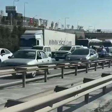 TEM Otoyolu’nda 7 araç zincirleme kazaya karıştı: 4 yaralı