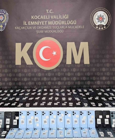 TEM’de bir araçta 140 adet kaçak cep telefonu ele geçirildi