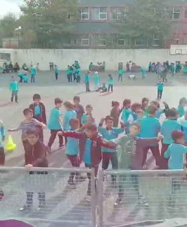 Teneffüsteki öğrenciler tırdan çalan oyun havasıyla eğlendi