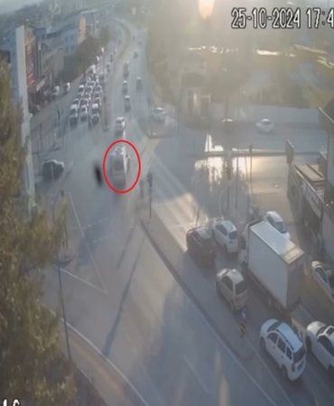 Ters yönden ilerleyen ambulans otomobile çarptı