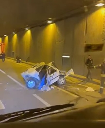 Tıra çarpan otomobil kağıt gibi ezildi, sürücü ağır yaralandı