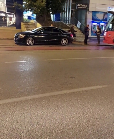 Tramvay yoluna park eden sürücü seferleri aksattı