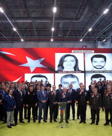 TUSAŞ standına kurulan dev ekrana şehitlerin fotoğrafları yansıtıldı