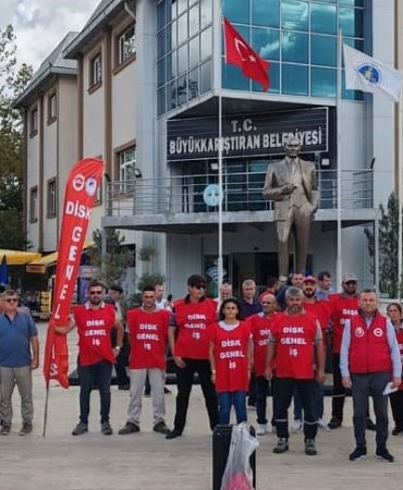 Üç kişinin işine son veren CHP’li Büyükkarıştıran Belediyesi işçileri eylem yaptı