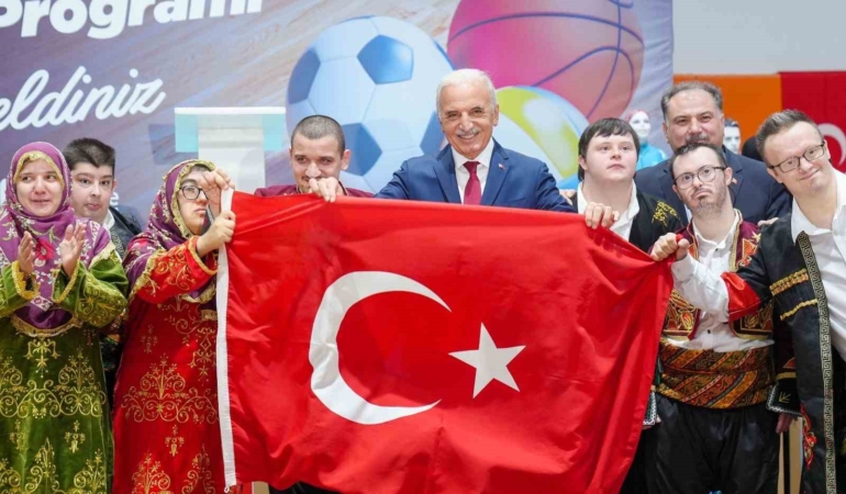 Ümraniye’de spor seferberliği: 100 okula 3 bin 267 spor malzemesi verildi