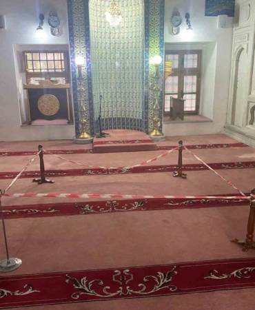 Üsküdar’da 529 yıllık tarihi Karadavud Paşa Cami’nin kubbe kısmında hasar oluştu