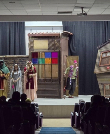 Yetişkinler ve çocuklar tiyatro ile eğlendi
