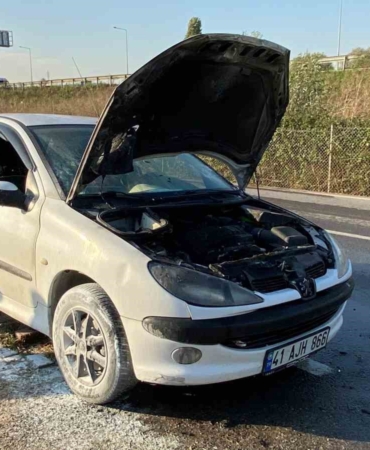 Yoldan geçen mikser aracı yanan otomobili kül olmaktan kurtardı