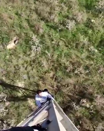 Yüksek gerilim hattına tırmandılar, tehlikeli anlarını böyle kaydettiler