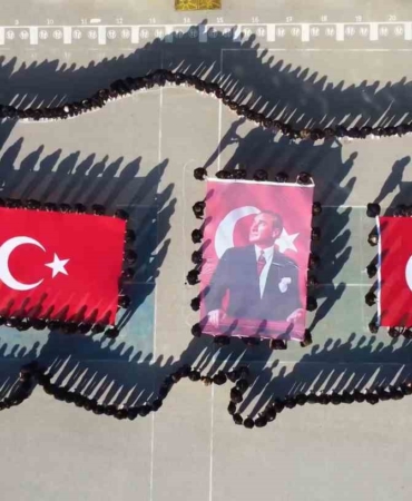 Yüzlerce öğrenci Cumhuriyet Bayramı için Türkiye haritası oluşturdu