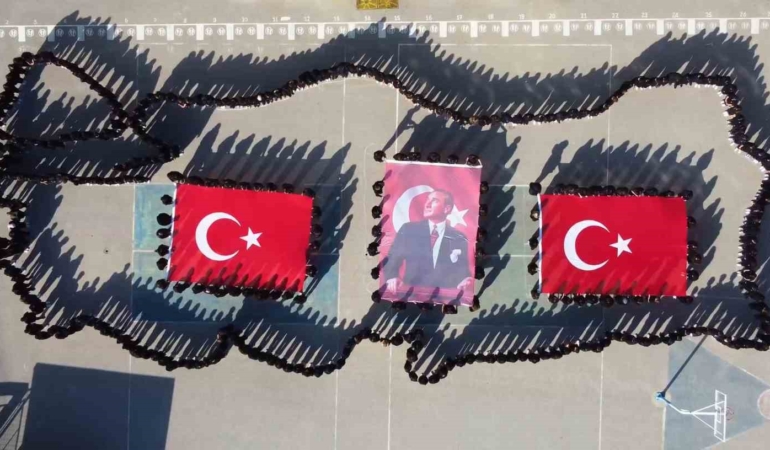 Yüzlerce öğrenci Cumhuriyet Bayramı için Türkiye haritası oluşturdu