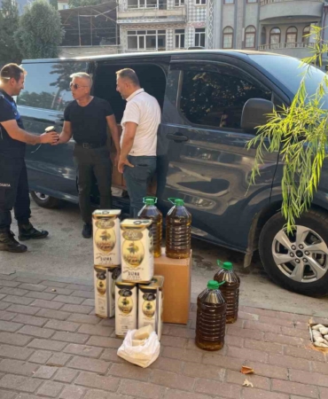 Zabıtalar insan sağlığını tehdit eden sahte zeytinyağı satan şahsı yakaladı