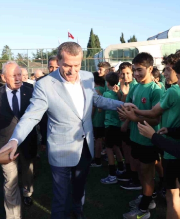 Zeytinburnu’ndaki Amatör Futbol Kulüplerine nakit desteği devam ediyor