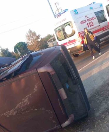 Ağaca çarparak devrilen Tofaş kağıt gibi ezildi: 3 yaralı