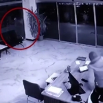 AK Parti Beylikdüzü ilçe binasına taşlı saldırı kamerada