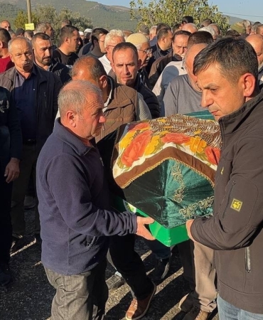 Alevlere teslim olan evde hayatını kaybeden kadın son yolculuğuna uğurlandı