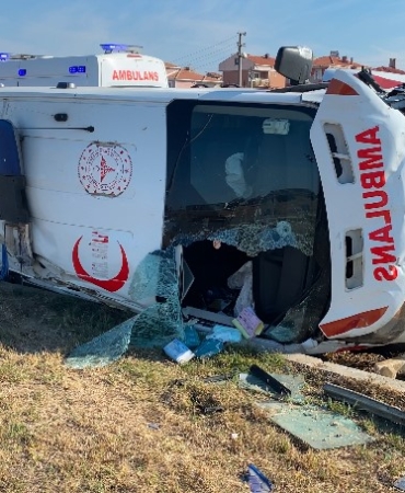 Ambulans kaza yaptı: 7 yaralı