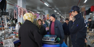 Arnavutköy’de zabıta ekiplerinden pazar alanlarında denetmi