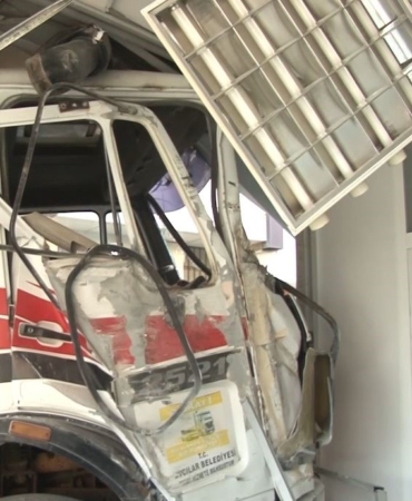 Avcılar’da freni boşalan hafriyat kamyonu önce bir araca çarptı ardından emlak dükkanına girdi