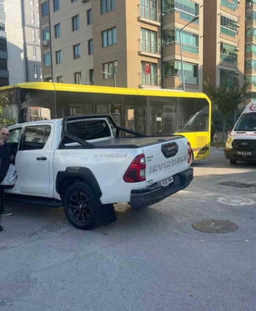 Belediye otobüsü kamyonetle çarpıştı : 1 yolcu yaralandı