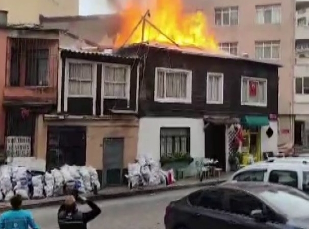 Beşiktaş’ta korkutan çatı yangını: O anlar kamerada