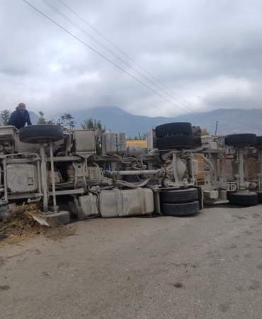 Bilecik’te virajı alamayan kamyon devrilirken, sürücüsü yaralandı