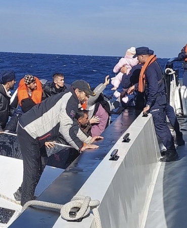Bozcaada açıklarında 19 kaçak göçmen kurtarıldı, 1 göçmen kaçakçısı yakalandı