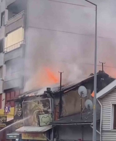 Bursa’da tek katlı dükkan alev alev yandı