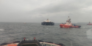 Çanakkale Boğazı’nda makine arızası yapan gemi güvenli bölgeye demirletildi, boğaz çift yönlü trafiğe açıldı