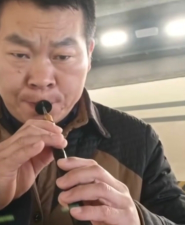 Çinlinin yol kenarında zurna çalmasının sebebi ortaya çıktı: Aşk acısı değil hobisi