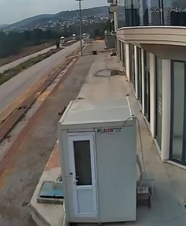 Dikkatsiz kamyoncular, kafa kafaya çarpıştı