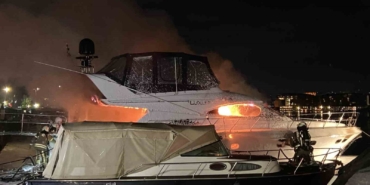 Fatih’te yangın: Balat sahilinde 18 metrelik lüks yat alev alev yandı