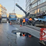 Güngören’de çöken yolda sıkışan kamyon kurtarıldı