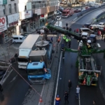 Güngören’de yol çöktü, 2 kamyon çukura düştü